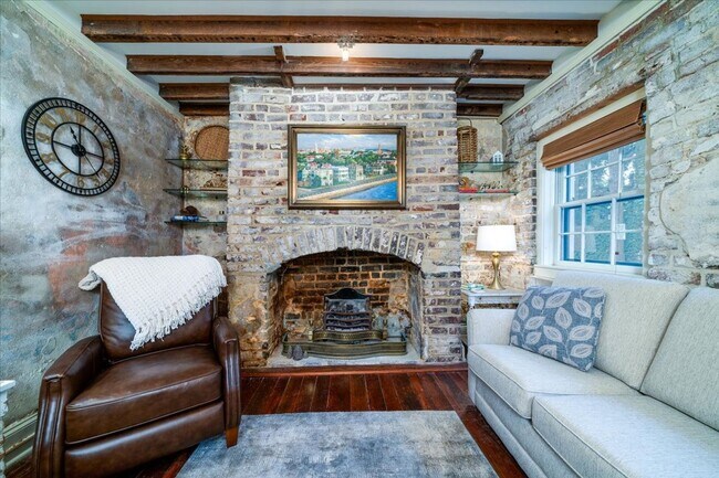 Building Photo - Downtown Cottage- Fully Furnished