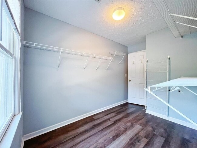 Building Photo - 3060 Oak Meadow Dr
