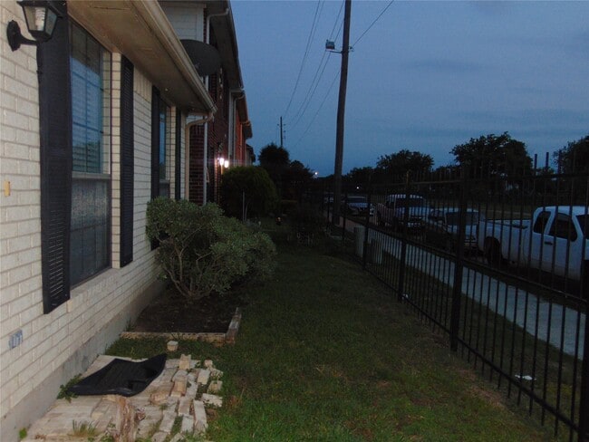 Building Photo - 8603 Rustling Leaves Dr