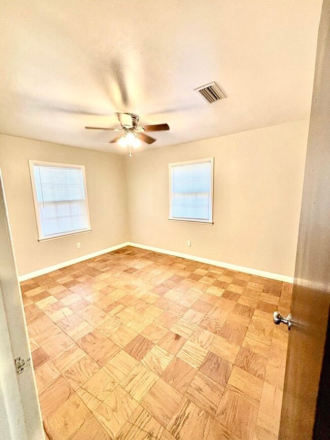 Building Photo - 904 Freeman! Move In Ready!