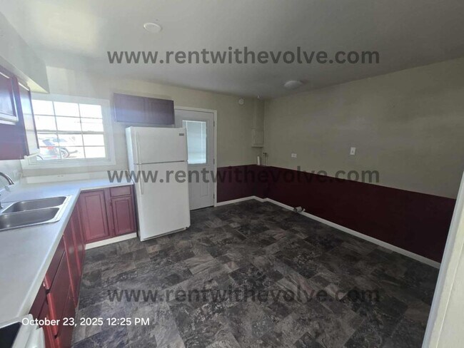 Building Photo - 610 E Dunn Ave