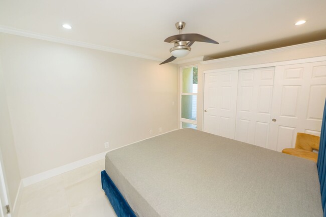 Building Photo - 1 Bedroom + Den / 1 Bath Condo w/ patio an...