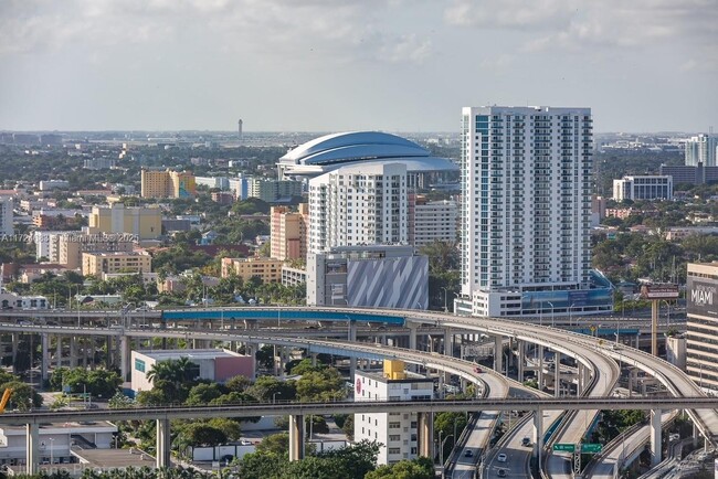 Building Photo - 200 Biscayne Blvd Way