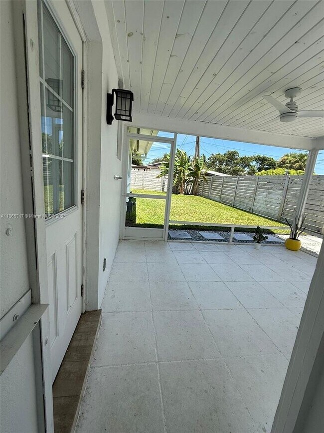 Building Photo - 407 Riverside Dr
