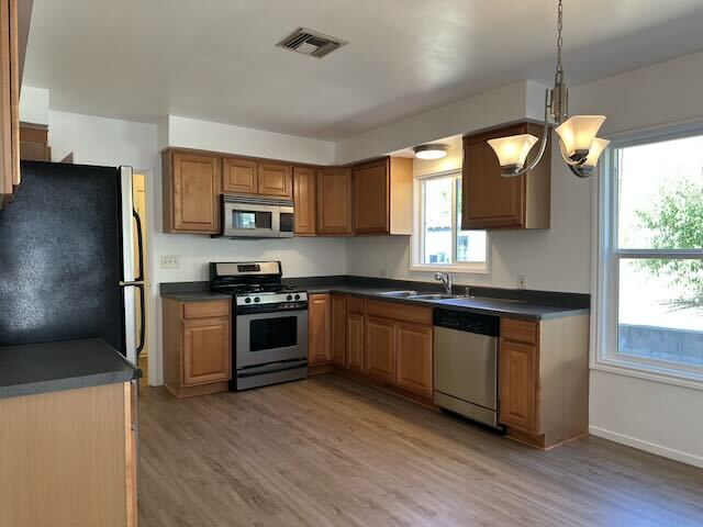 Kitchen - 6011 Pine Crest Dr