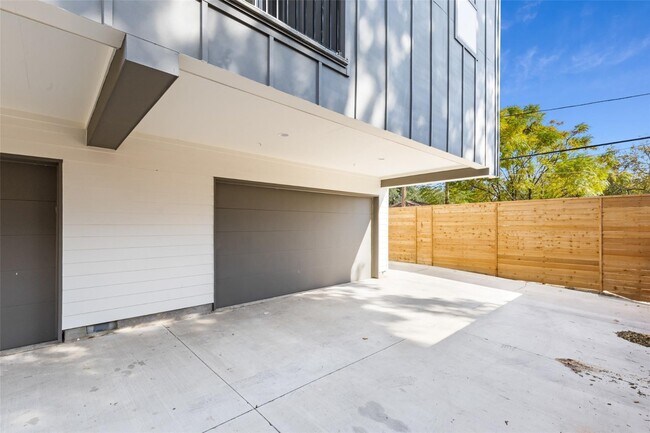 Building Photo - Modern 2-Bed Townhome with Attached Garage & Private Balcony in Gated Dallas Community