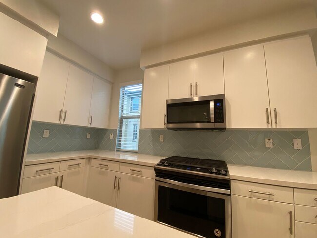 Building Photo - 3 bed, 3.5bath wihtin The Pacific Ridge Community in Oceanside