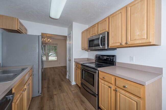 Building Photo - **BE THE LUCKY ONE TO LIVE IN THIS UPDATED NASHVILLE/ BELLEVUE HOME**