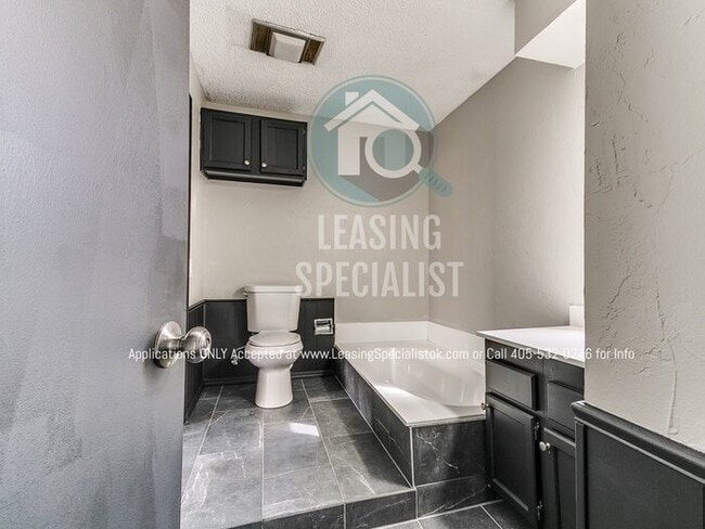 Building Photo - Spacious Updated 3 Bed 2 bath Home