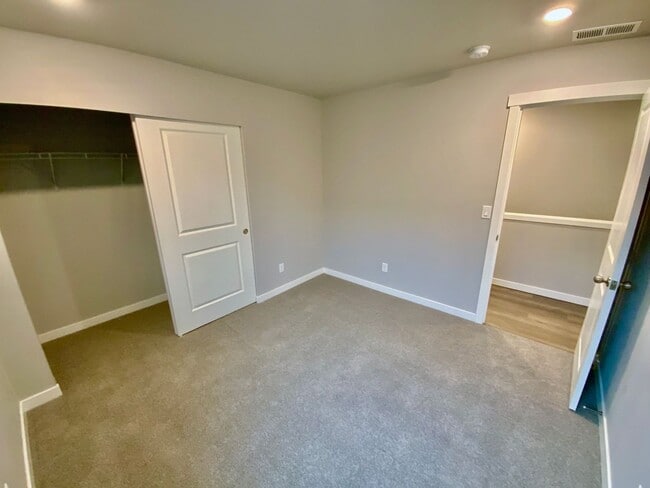 Building Photo - 914 Burwood St SE