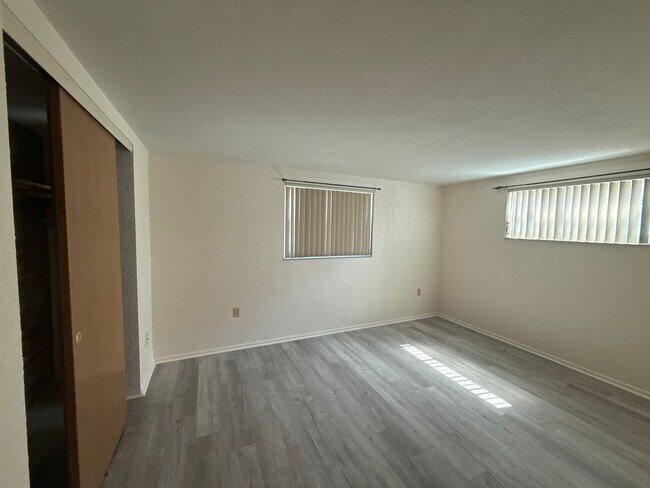 Building Photo - Beautiful 2 bedroom home with fenced in backyard