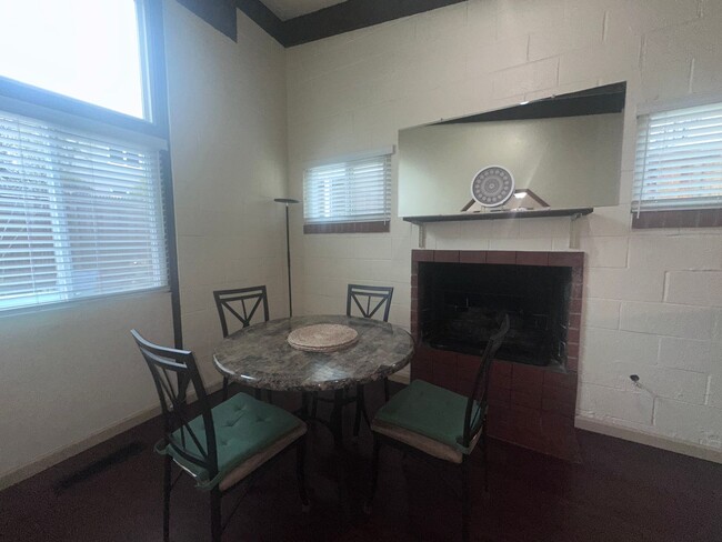 Building Photo - Beautifully Furnished 2 Bedroom Cottage wi...