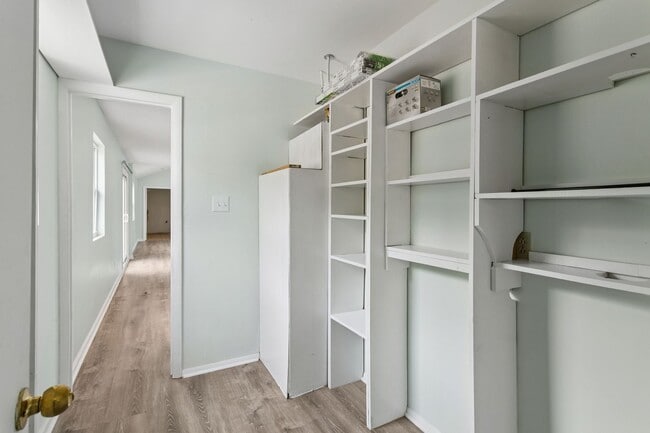 Building Photo - Updated Large Home with Private In-Law Suite Near Gloucester Main Street