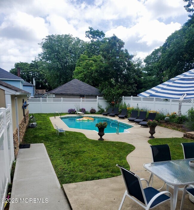 Building Photo - 393 N Bath Ave