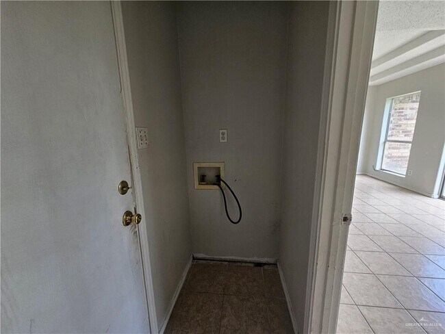 Building Photo - 12 Garnet Dr