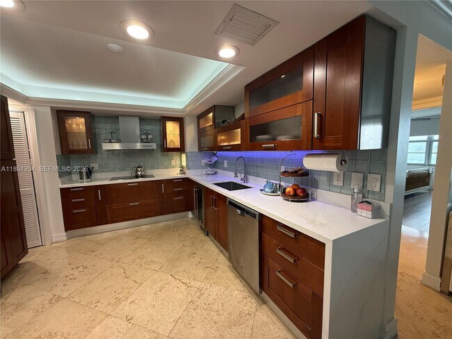 Building Photo - 9250 W Bay Harbor Dr