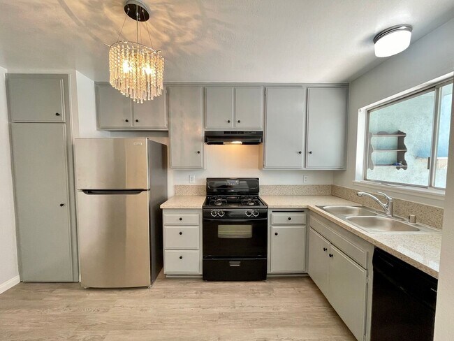 Building Photo - 2 Bedroom + 1.5 Bathroom Condo | Pierpont Beach | Ventura | Unfurnished