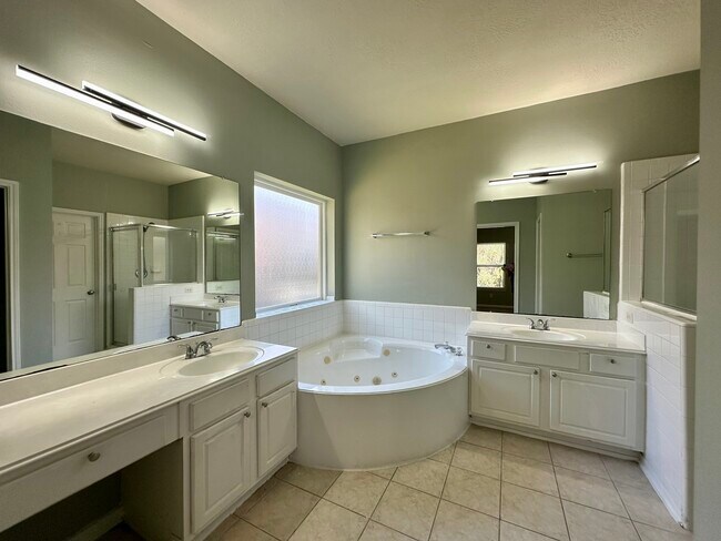Building Photo - 9222 Memorial Grove Dr