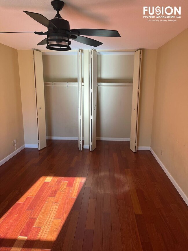 Building Photo - 3 Bedroom/2 Bathroom Condo Right Near Oakledge Park w/Pool!