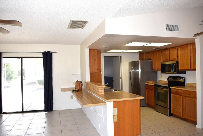 Building Photo - 12411 W Foxfire Dr