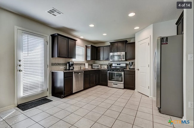 Building Photo - Beautiful and Convenient! 3 bed 2 1/2 bath...