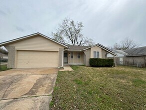 Building Photo - COMING SOON: Gorgeous 4 bedroom 2 bathroom home in Broken Arrow