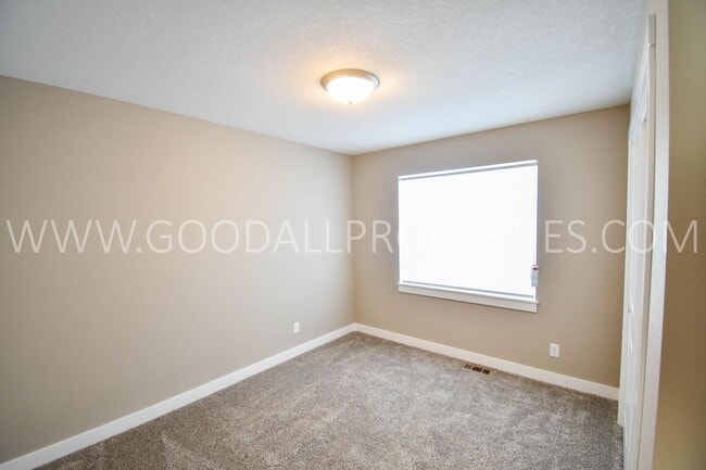 Building Photo - 4 Bed 2.5 bath Ranch with Finished Basement!