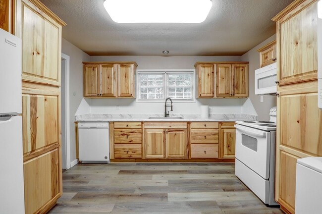 Building Photo - 3 Bedroom 1 Bath House in Wake Village, TX!