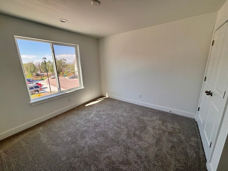 Building Photo - 1549 Tyram Grv