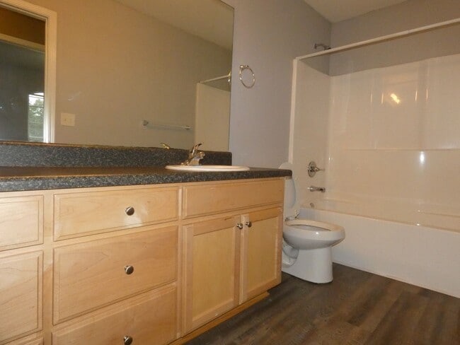 Building Photo - Beautiful Custom Home - Large Lot