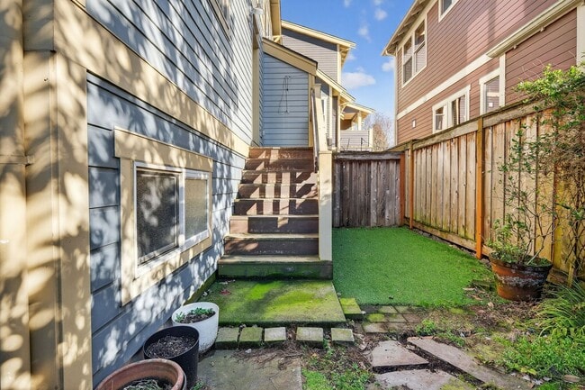 Building Photo - 100 NE Ivy St