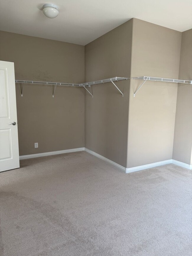 Building Photo - 4bedroom 3 bath 3 car garage