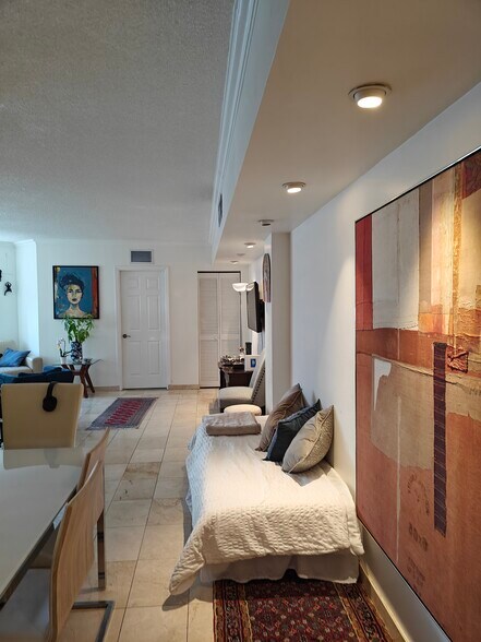Building Photo - 999 Brickell Bay Dr