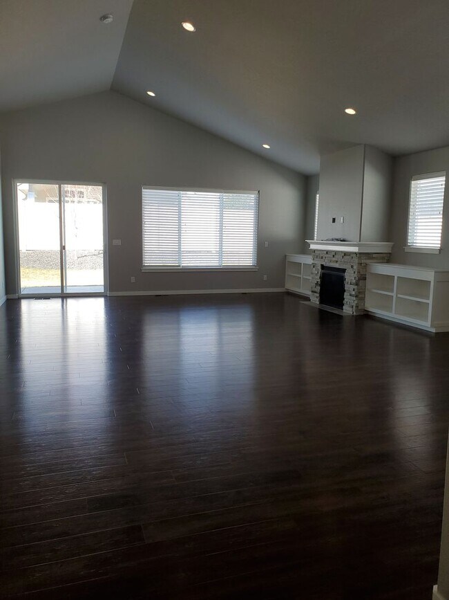 Building Photo - Immaculate Custom 3 bdrm Home for rent in the Montrose developement!