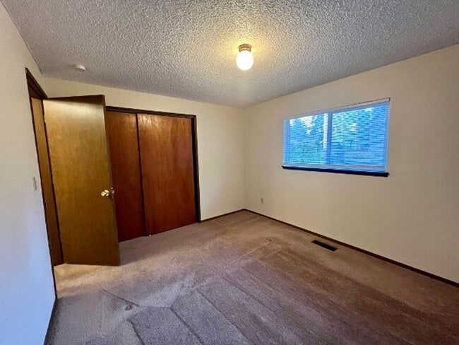 Building Photo - PENDING APPLICATION x2; Upper Eastside 2 B...