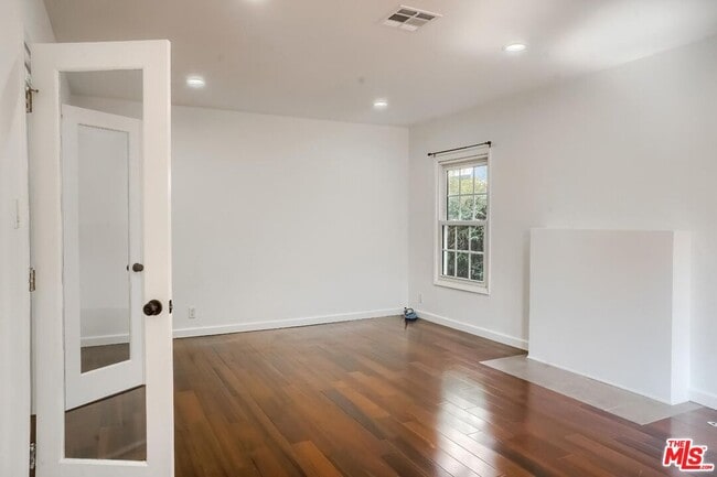 Building Photo - 2356 Pelham Ave