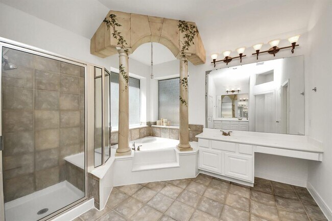 Building Photo - 3811 Parkside Dr