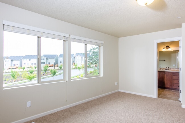 Building Photo - 4 Bedroom plus office 3 Bath Hills at Roun...