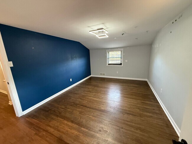 Building Photo - Luxury 3-Bedroom, 1-Bathroom House in Broo...