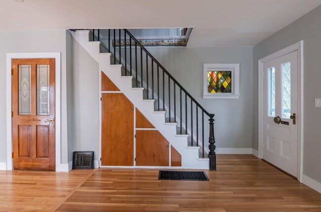 Building Photo - Beatiful 4 Bed Downtown Bath House