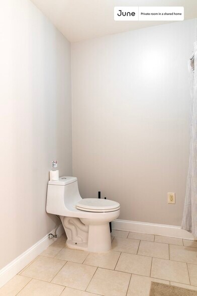 Building Photo - Private bedroom in 3 bed/1.5 bath Home