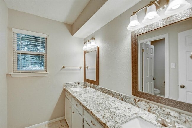 Building Photo - 13915 Charlynn Oaks Dr
