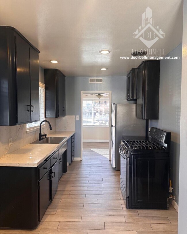 Building Photo - 956 W Harvard Pl