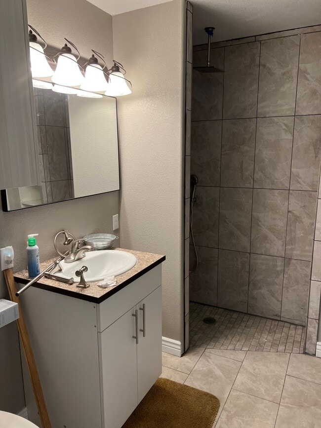 Building Photo - Fully Furnished Short Term Rental