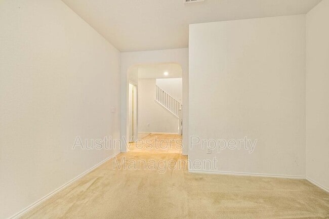 Building Photo - 907 Solitude Dr