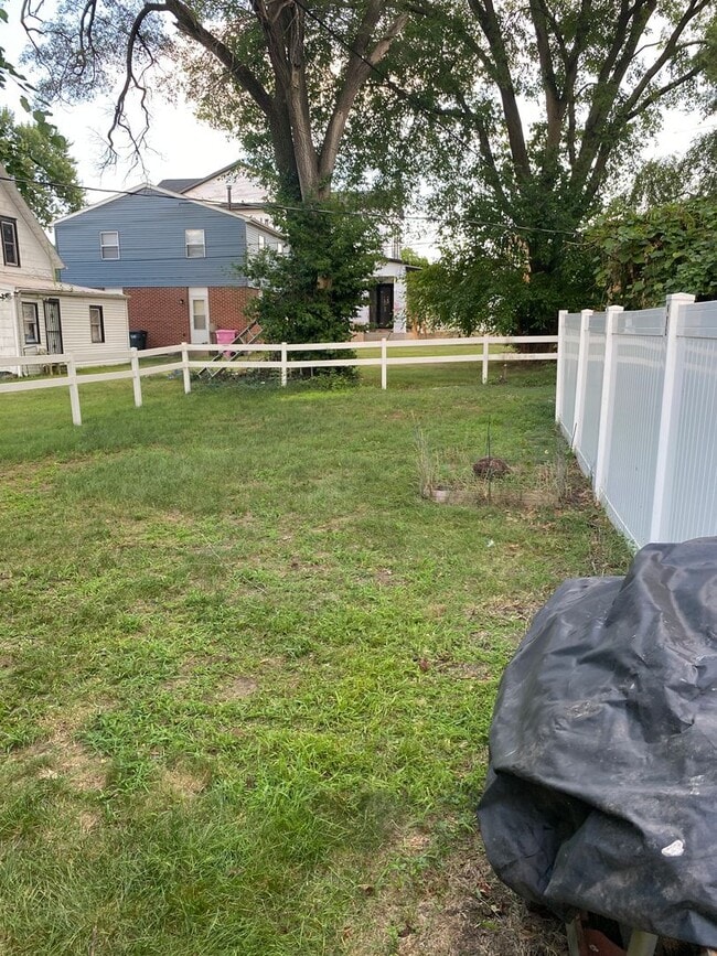 Building Photo - Beautiful new exterior on classic Harters Heights 4 bedroom (3 full baths) blocks from ND.