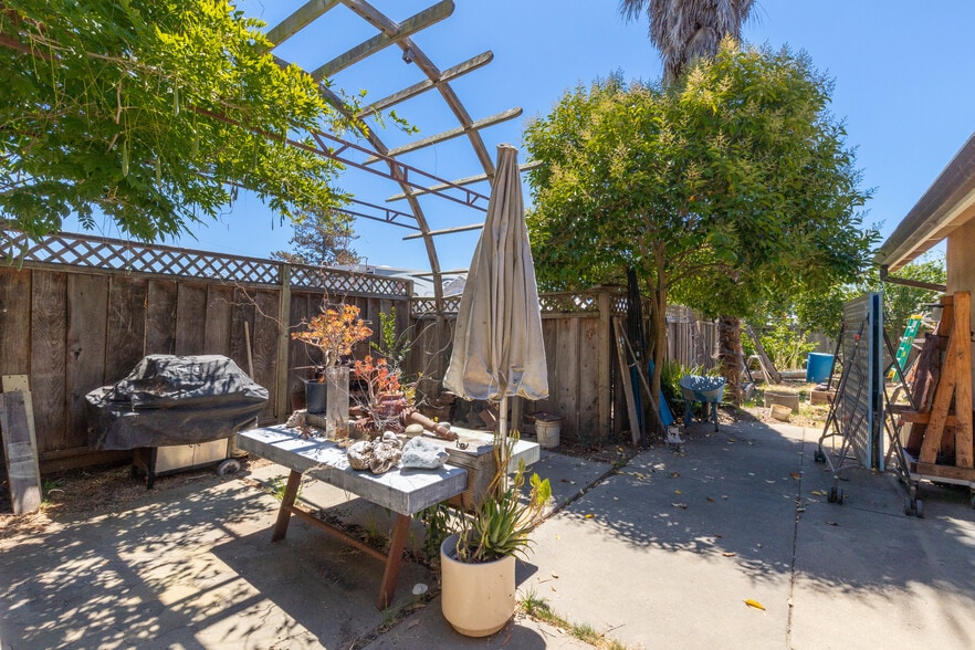 Building Photo - 6 Valdez Ln