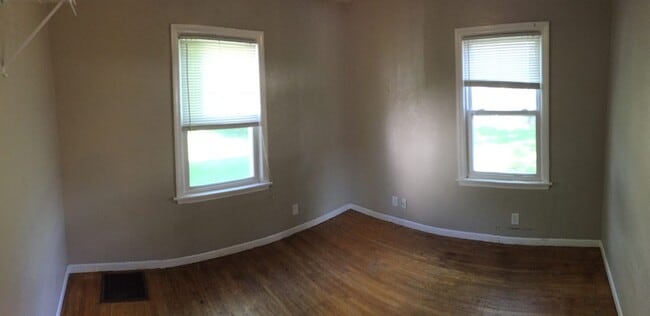 Building Photo - 2303 Main St