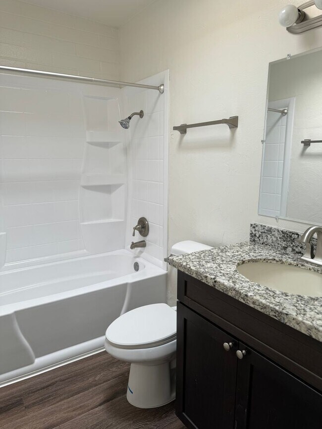 Building Photo - 4561 E Bellevue St