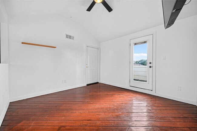 Building Photo - 708 W Clay St